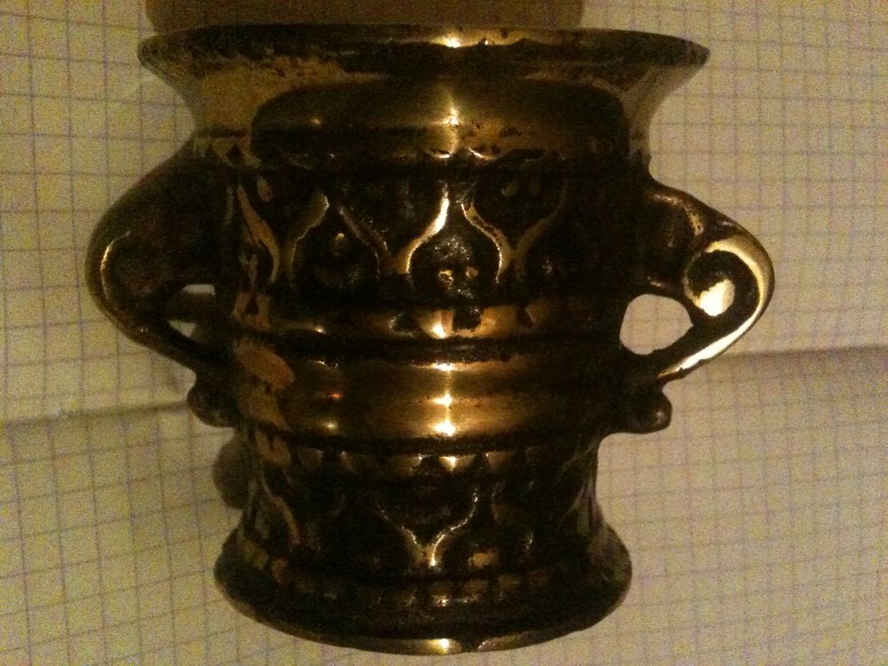 Beau et Ancien mortier en bronze � oreilles, cisel� 50 Bosc-le-Hard (76)