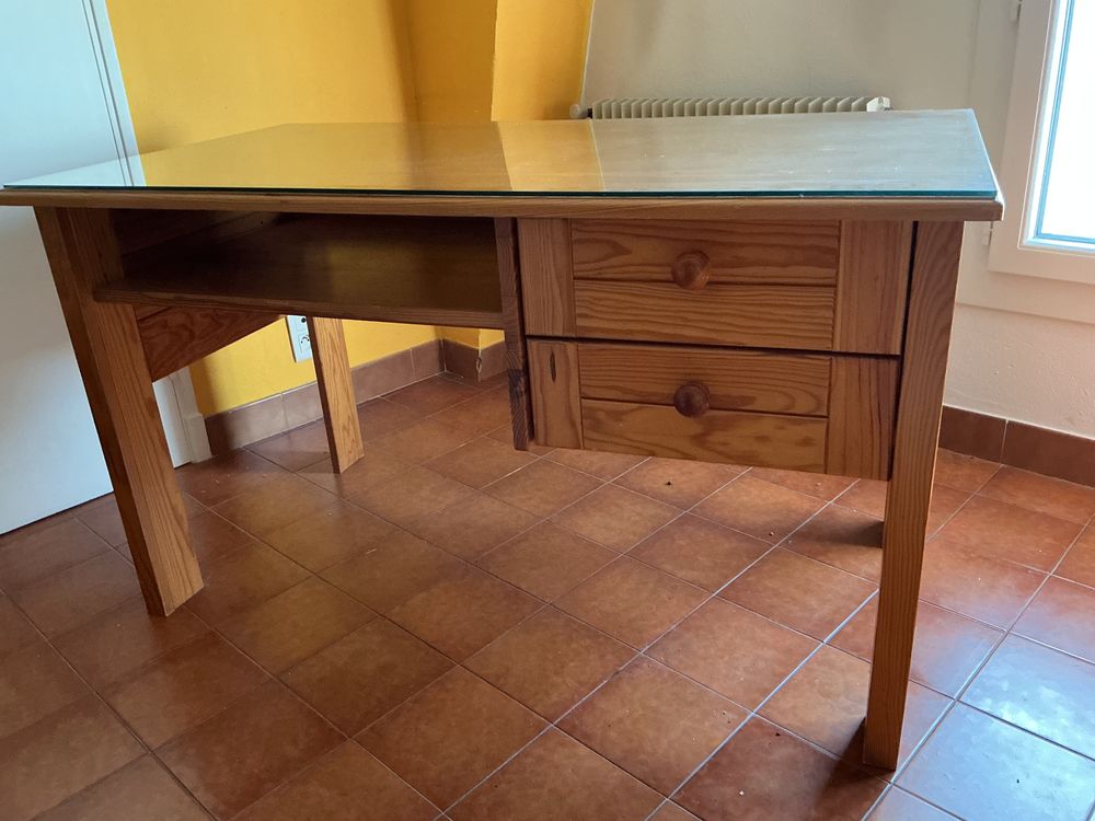 Beau bureau en pin avec vitre de protection 
60 Avignon (84)