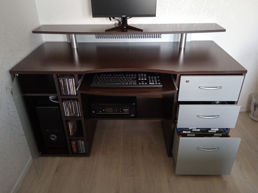 Beau bureau, � prendre sur place 170 Vittel (88)