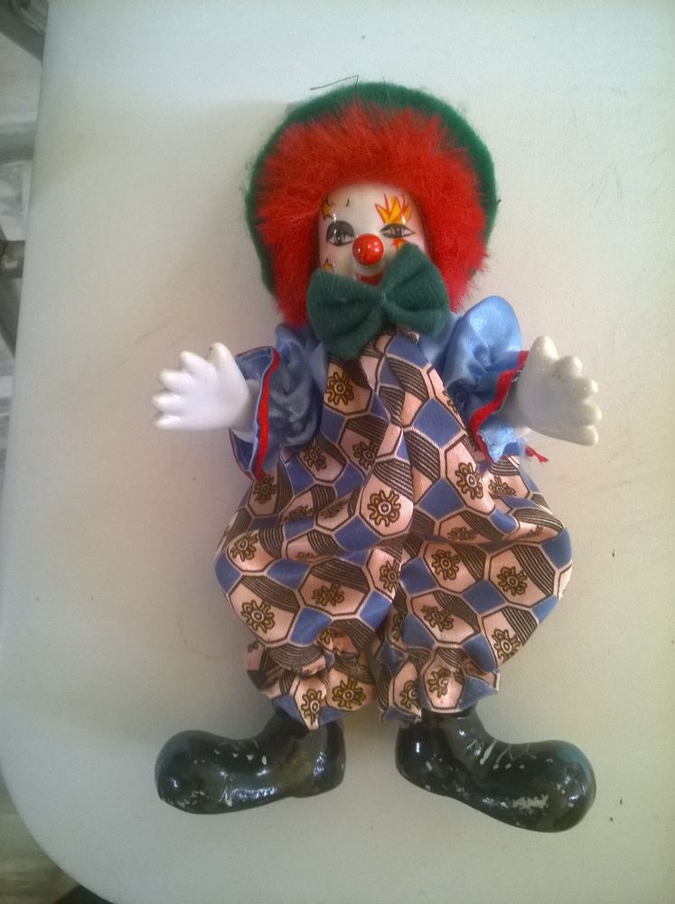 Beau clown Bras et Jambes articules 
porcelaine 7 Talange (57)