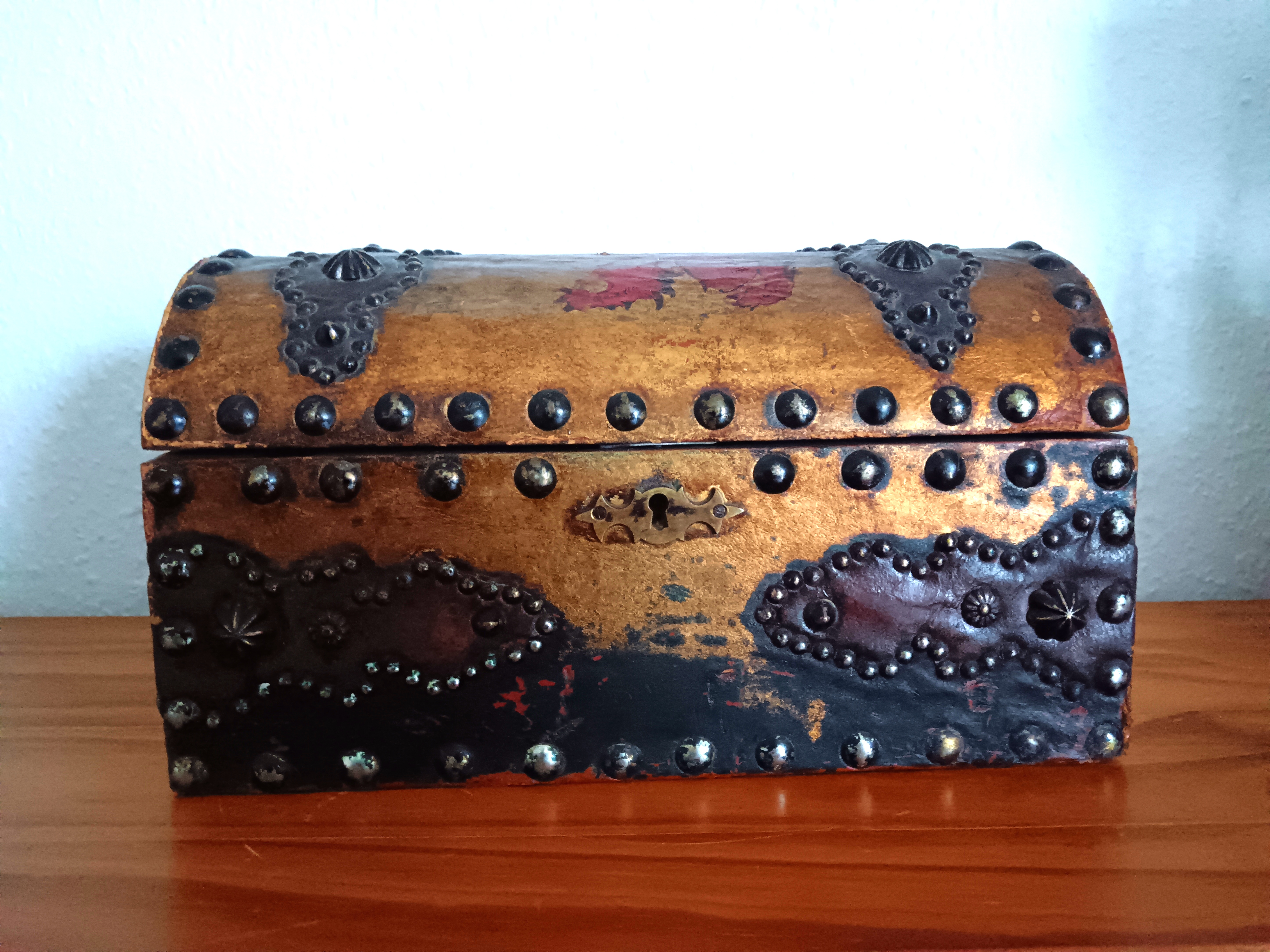 Beau coffre / coffret rev�tement cuir ? Motifs / style m�di� 40 Habsheim (68)