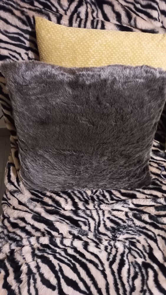 Beau coussin en fausse fourrure Taupe
45x45 cm 4 Marseille 12 (13)