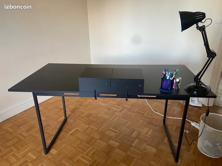 Beau et grand bureau noir Ikea 140 Rouen (76)