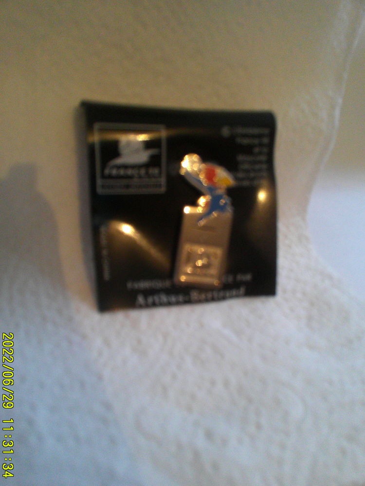 BEAU  PIN'S   ( neuf )  - FRANCE . 98 15 Nontron (24)