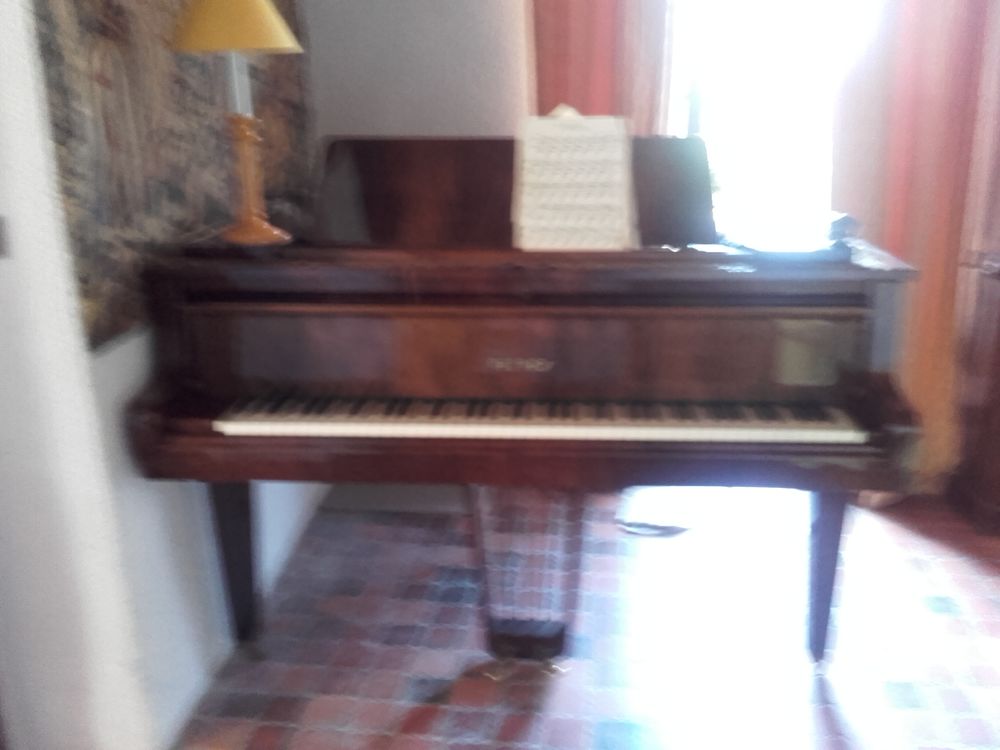 Beau piano crapaud 2000 Fillinges (74)