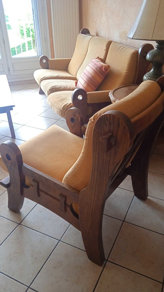 Beau salon canap�,2 fauteuils en ch�ne massif.Structure en parfait �tat,usure du tissu. 450 Voiron (38)