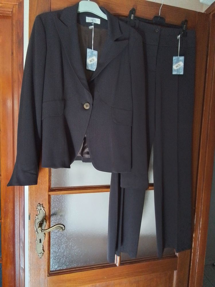 Beau tailleur veste / pantalon neuf 70 Louvres (95)