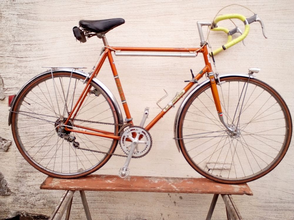 Beau v�lo de route avec  pneus tr�s bon �tat.- 10 vitesses - 150 Castries (34)