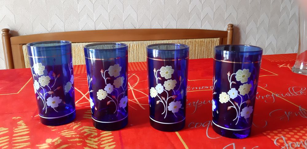 4 beaux VERRES BLEUS joliment d�cor�s 3 M�rs-Erign� (49)