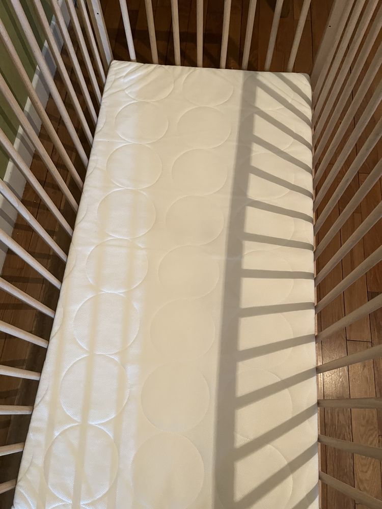 Lit b�b� � barreaux bois clair et matelas ressorts ensach�s 50 Dijon (21)