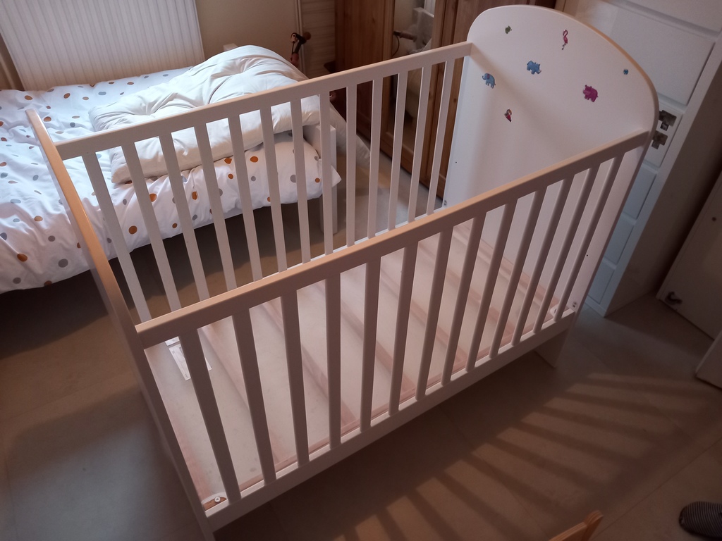 Lit b�b� blanc en bois avec barreaux 150 Sathonay-Camp (69)