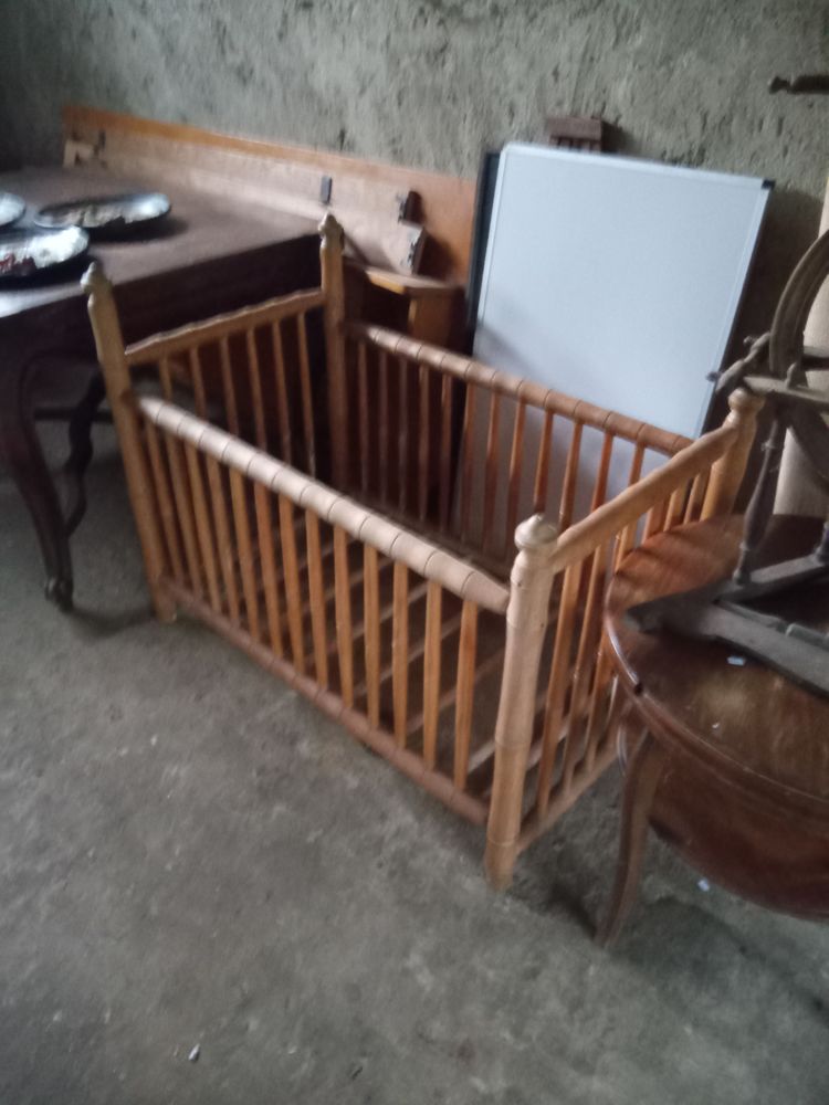 Lit de b�b� en bois (ann�es50) 50 Arbois (39)