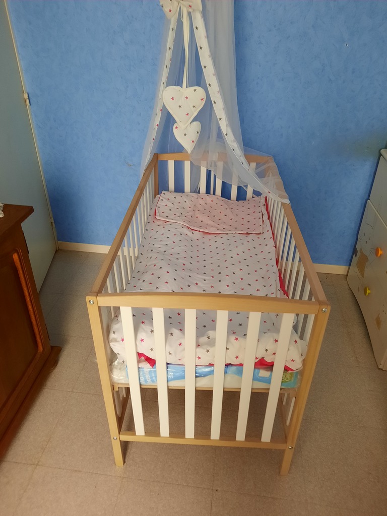 Lit b�b� en bois avec literie d�corative 50 Soissons (02)
