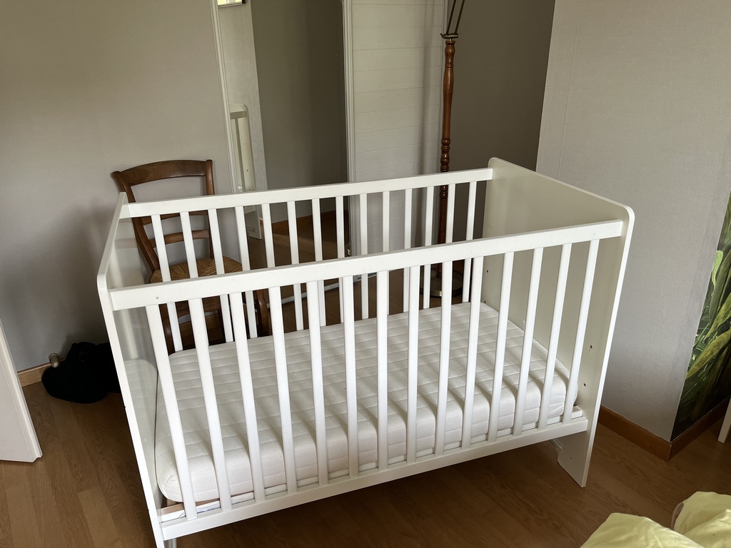 Lit b�b� en bois blanc avec matelas 50 Ach�res (78)