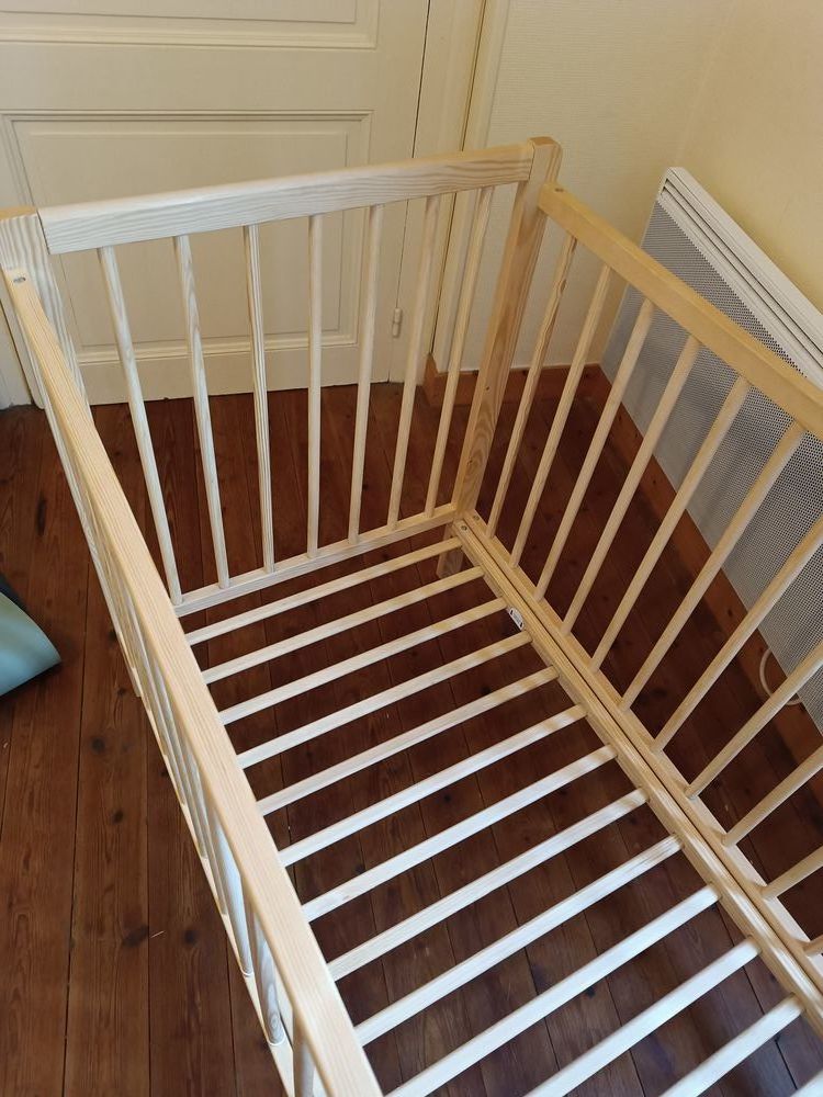 Lit  b�b� en bois 40 Saint-Pierre-du-Chemin (85)