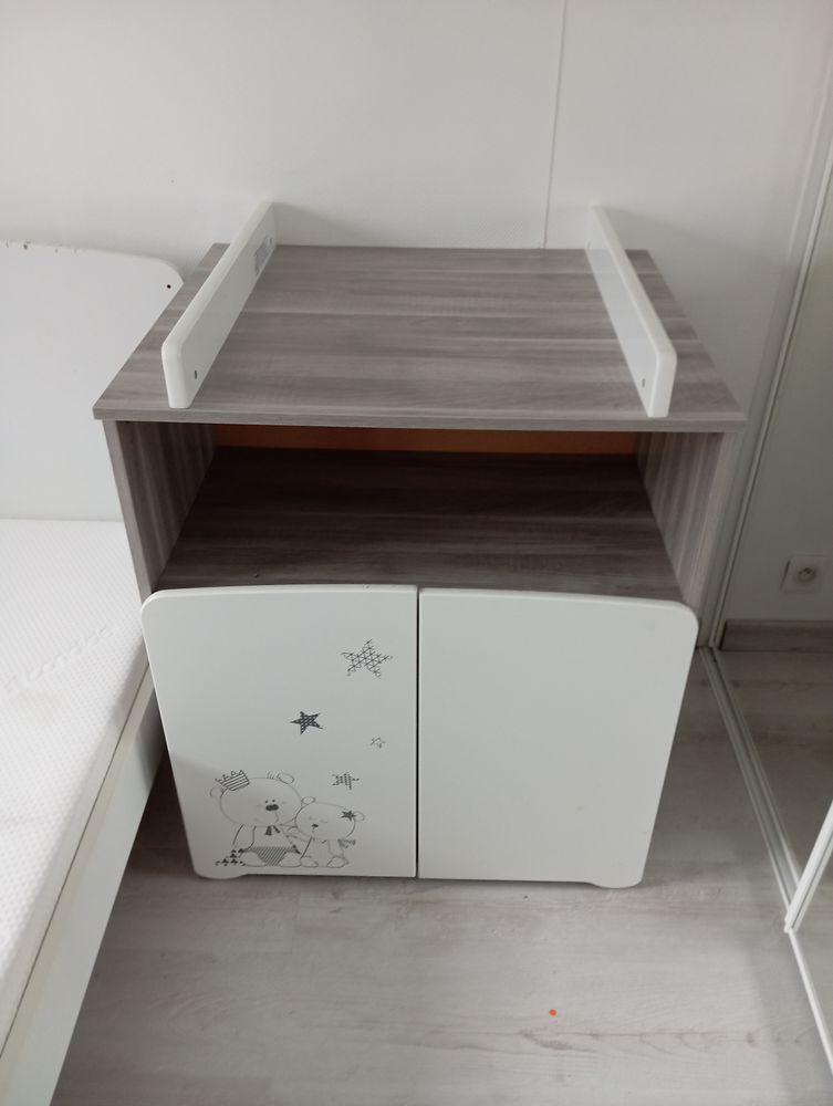 Lit b�b� et commode pour le change 60 Corbas (69)