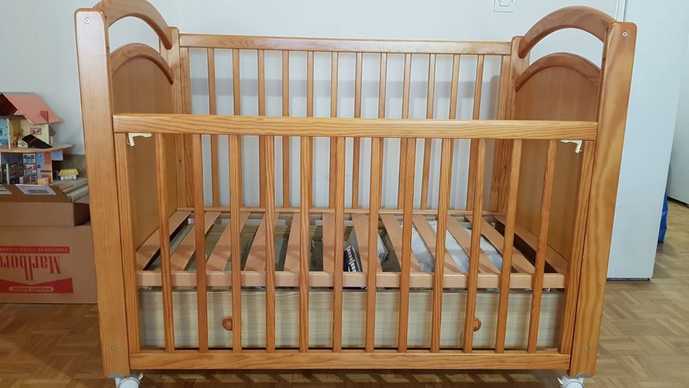 Lit b�b� en pin couleur miel 80 Paris 12 (75)