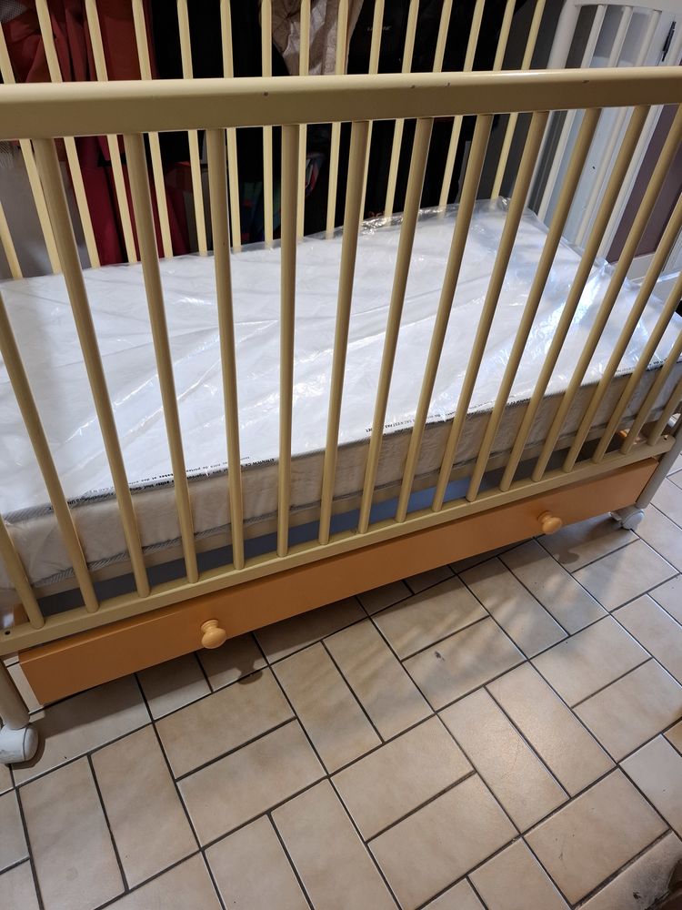 LIT B�b� 125 cm long excellent �tat avec MATELAS NEUF +draps 35 Nuits-Saint-Georges (21)