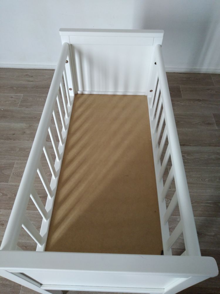 Lit b�b� et matelas en bonne �tat de couleur blanc. 35 Lille (59)