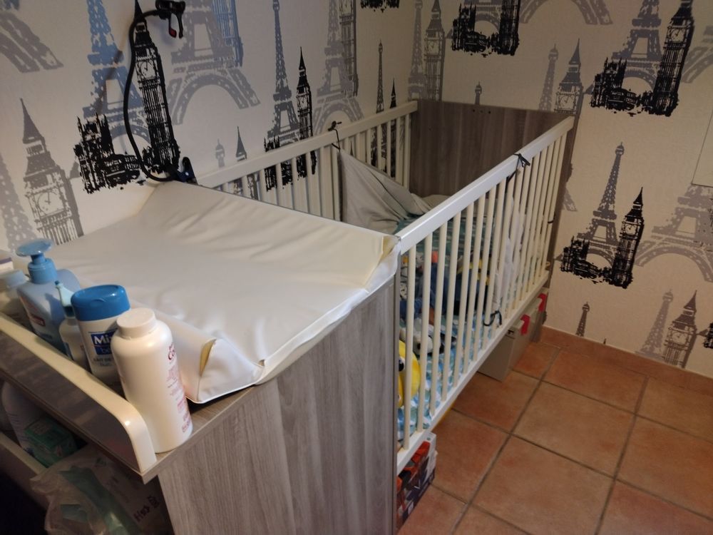 Lit b�b� modulable  & table � langer 235 Port-des-Barques (17)