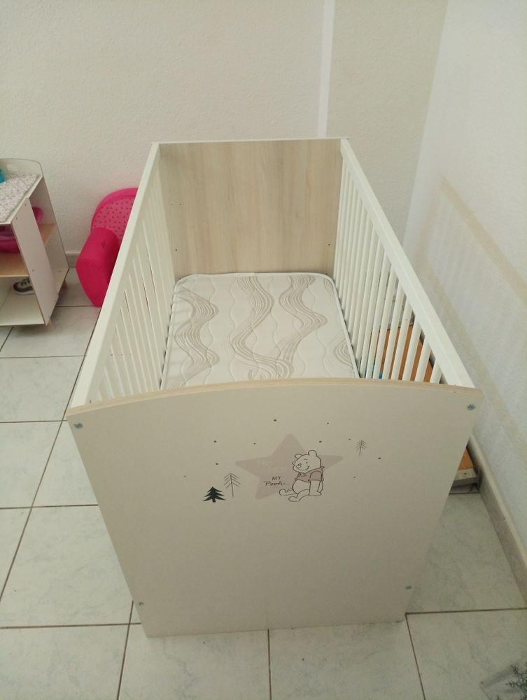 Lit B�b� Winnie l'ourson   matelas m�moire de forme
Prix n�gociable 100 Toulon (83)