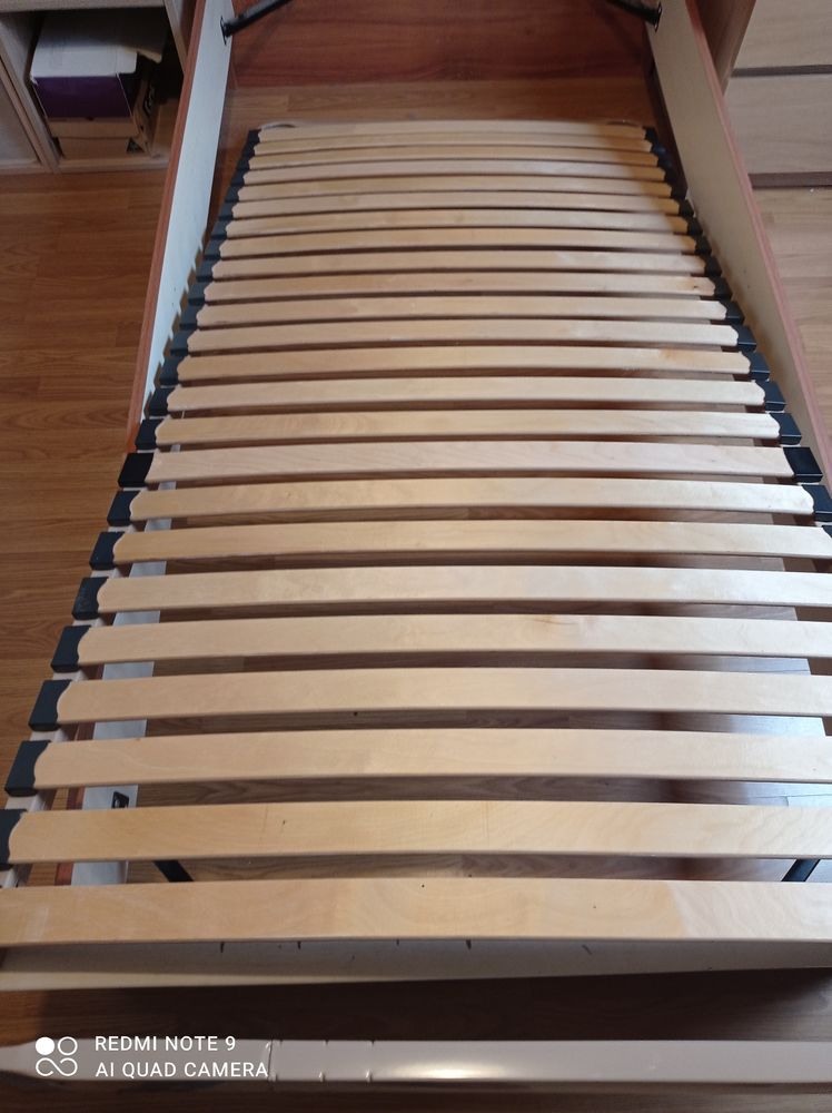 Lit beige et marron 90x190 
80 Le Lion-d'Angers (49)