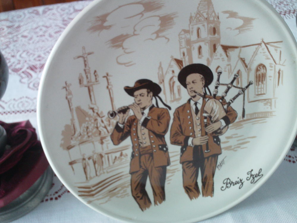 Belle assiette en gr�s bretonne ancienne sign�e N� 1068 10 Beaune (21)