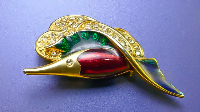 Belle broche en laiton dor� 15 Montargis (45)