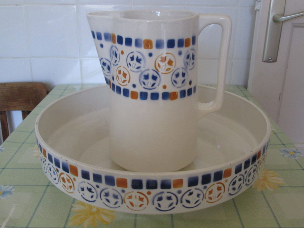 Belle cuvette ancienne et son bro des ann�es 1940 0 Pouilly-sous-Charlieu (42)