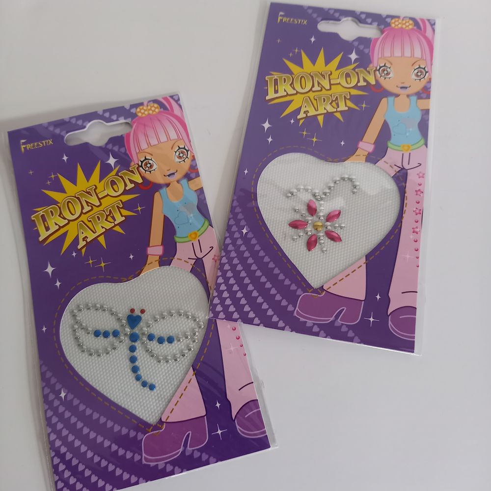 Une belle fleur et une libellulle , �cusson strass 4 Saumur (49)