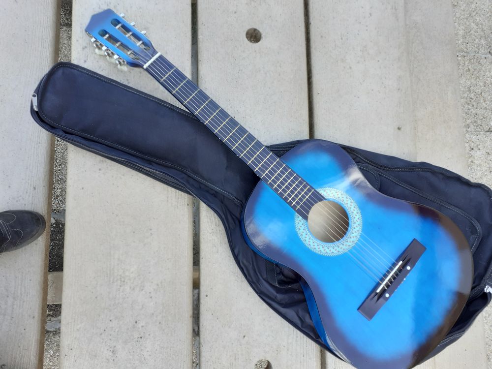 Belle guitare neuve et son �tui 50 Saint-Ch�ron (91)