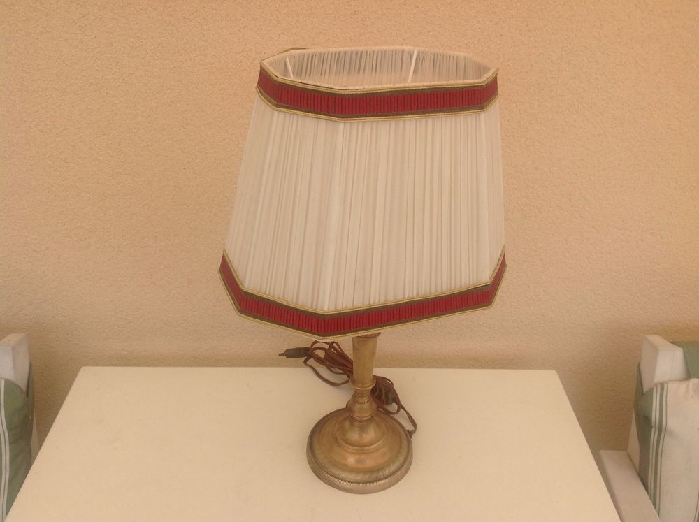 belle lampe avec abat jour et deux lumieres. 20 Senlis (60)
