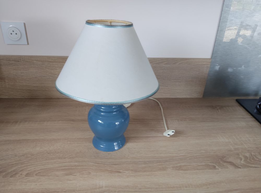 Belle lampe a poser 
15 � 15 Colombier-Fontaine (25)