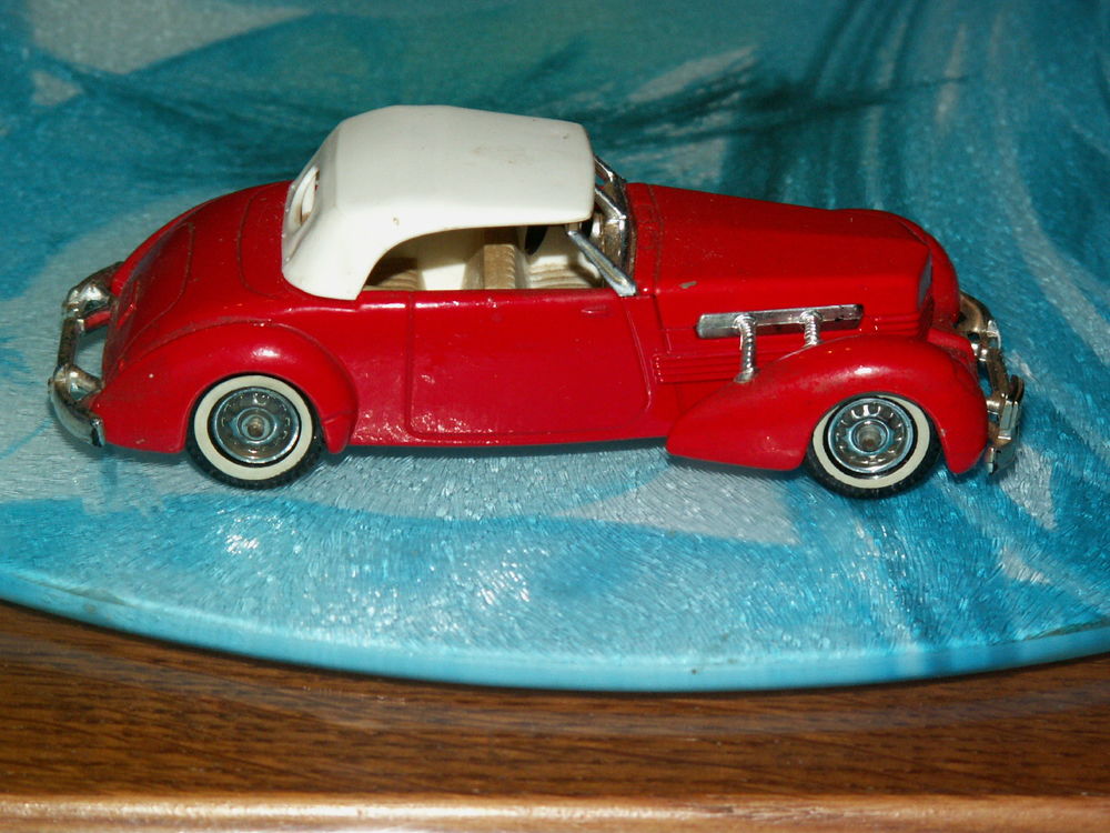 Belle miniature Cord model 812 en m�tal
8 Mirecourt (88)