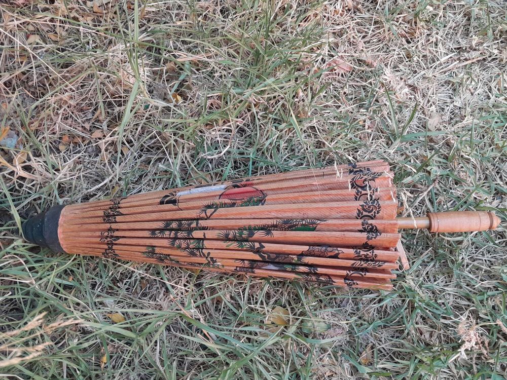 Belle Ombrelle en paille de riz motifs asiatiques 10 Hy�res (83)