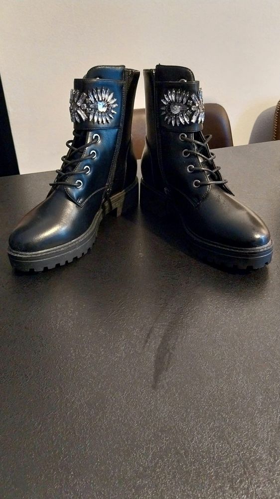 BELLE PAIRE DE BOTTINES NEUVES 15 Antibes (06)