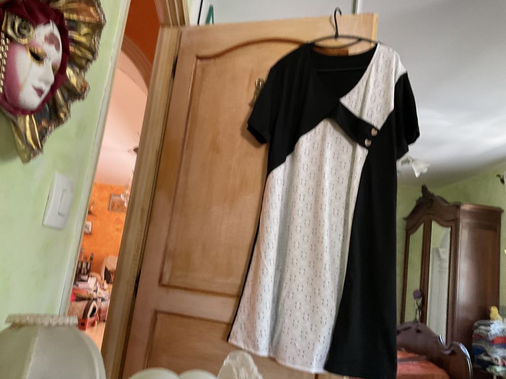 Belle robe avec broderies 25 Six-Fours-les-Plages (83)