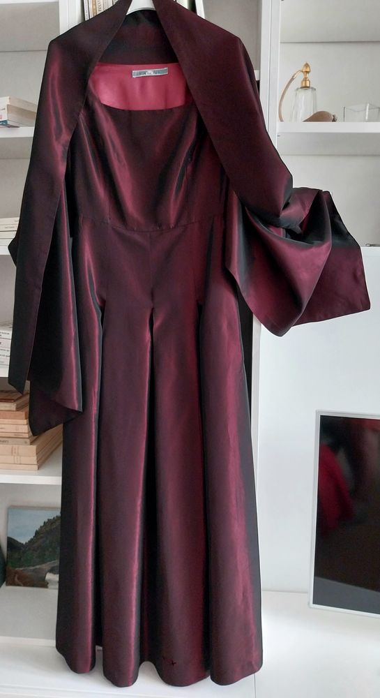 BELLE ROBE DE SOIR�E AVEC �TOLE + POCHETTE
MARQUE CAROLL 30 Antibes (06)