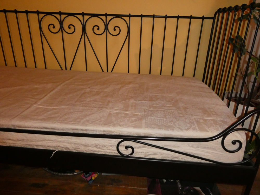 Belle structure de lit en m�tal noir, Ikea 20 Passavant-sur-Layon (49)