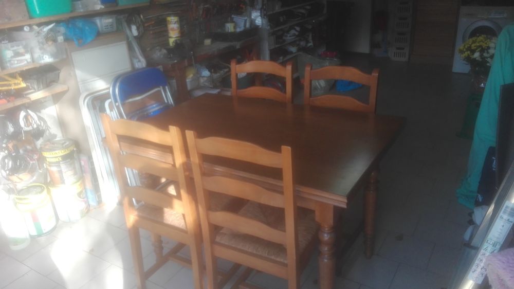 Belle table avec ses 4 chaises. 80 Bouguenais (44)