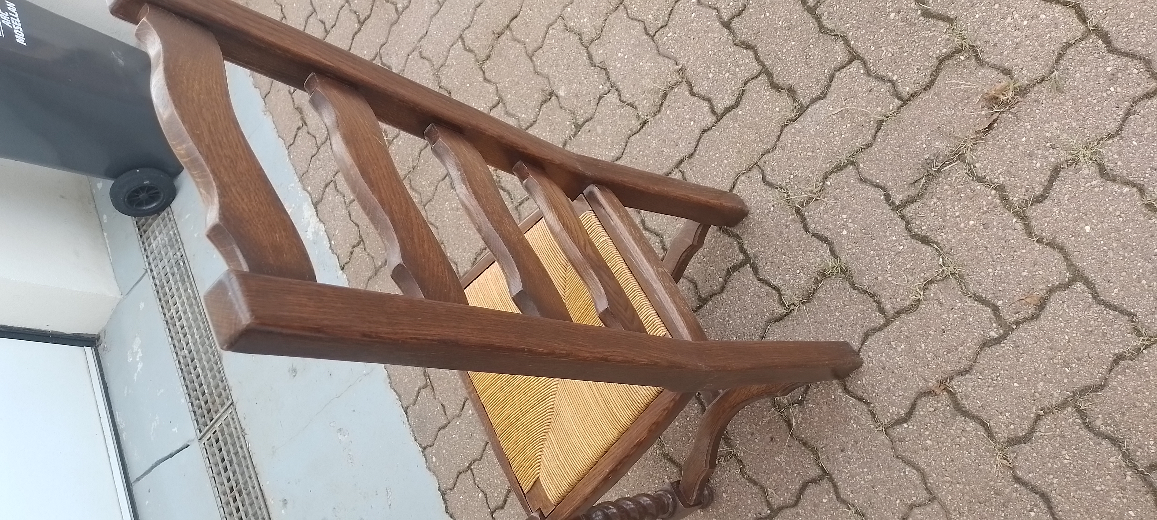 Une belle table avec des pieds tourn�s avec ses 6 chaises. 390 Distroff (57)