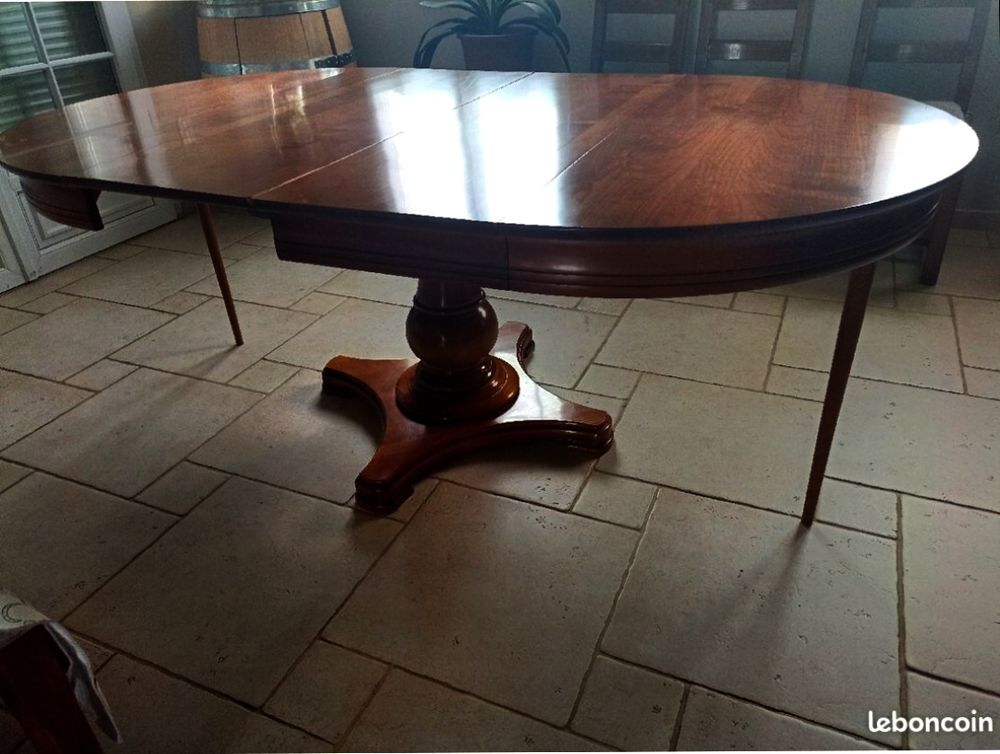 Belle table ronde en merisier 
Diametre 115cm
200 Laigneville (60)