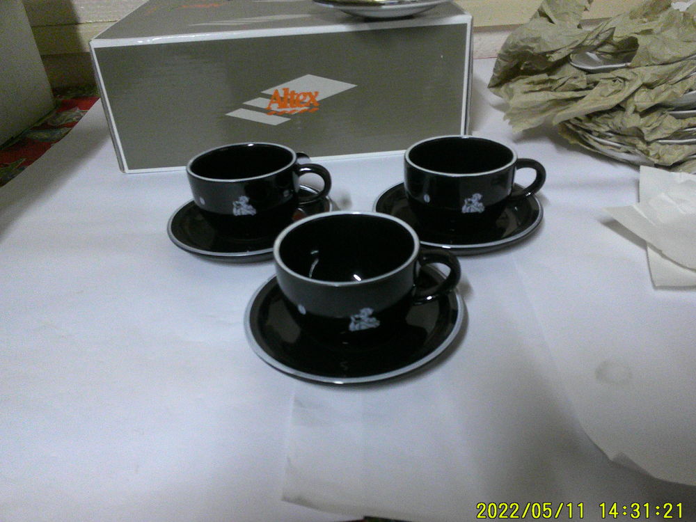 Lot  de ( 3  )  Belle  Tasses  et  sous - Tasses  noir 20 Nontron (24)