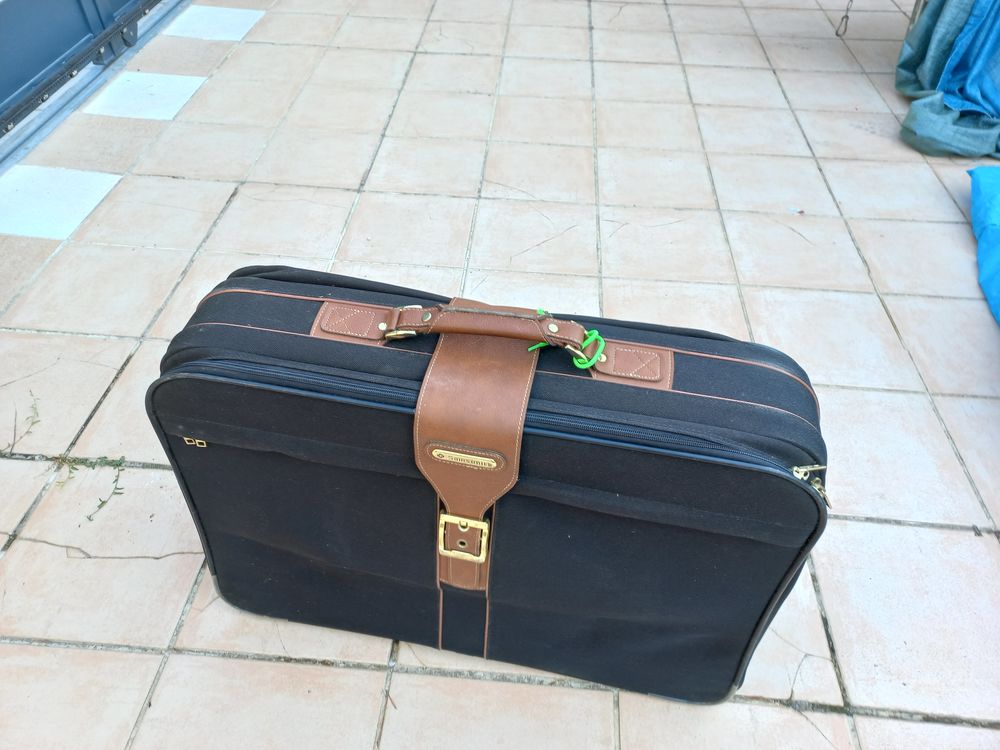 Belle valise delsey  40 Bourg-lès-Valence (26)