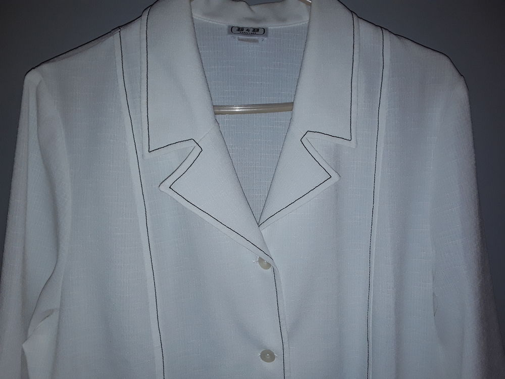 Belle veste blanche d �t� 22 La Tour-d'Aigues (84)