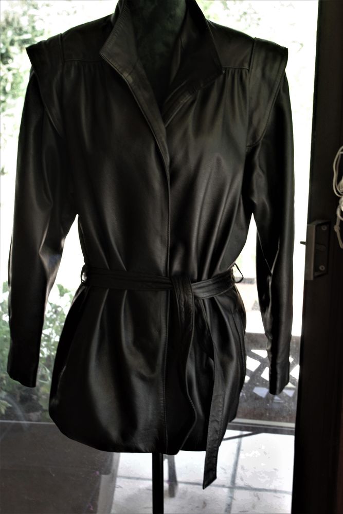 belle veste noire en v�ritable cuir avec ceinture amovible. 60 Montbonnot-Saint-Martin (38)