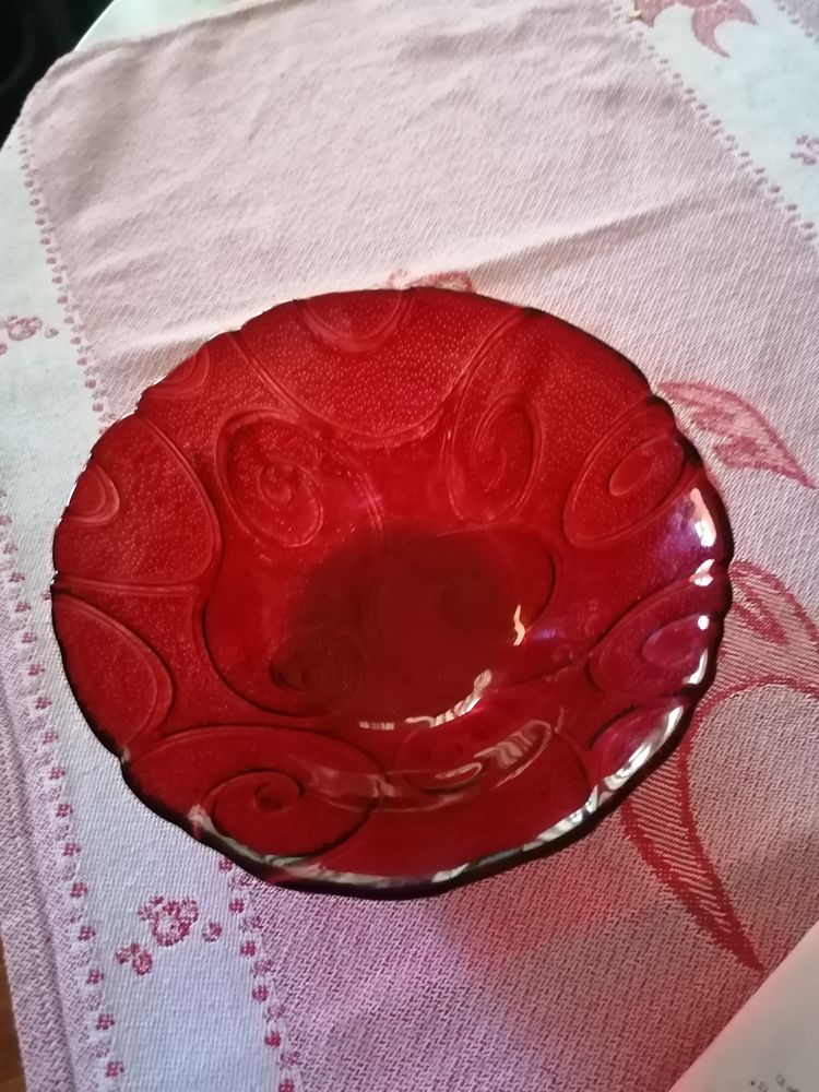 6 belles assiettes creuses rouges 6 Bezouce (30)