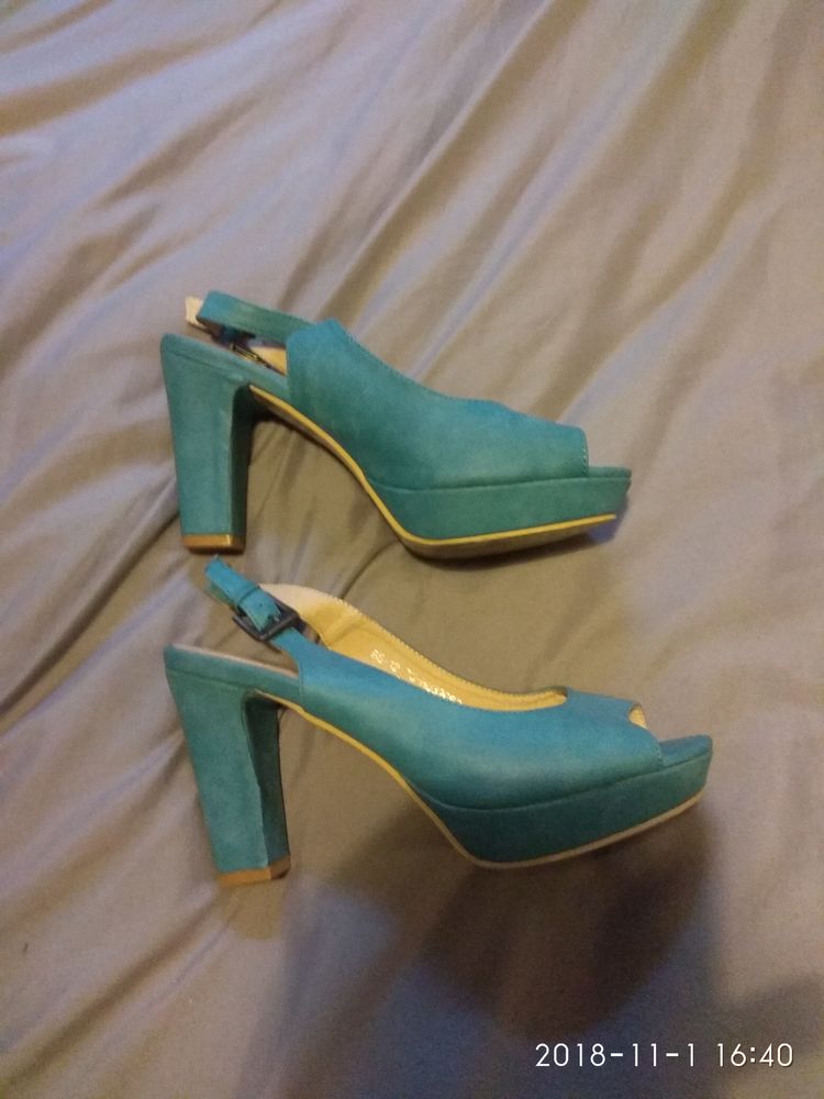 Belles chaussures bleues 12 Ivry-sur-Seine (94)