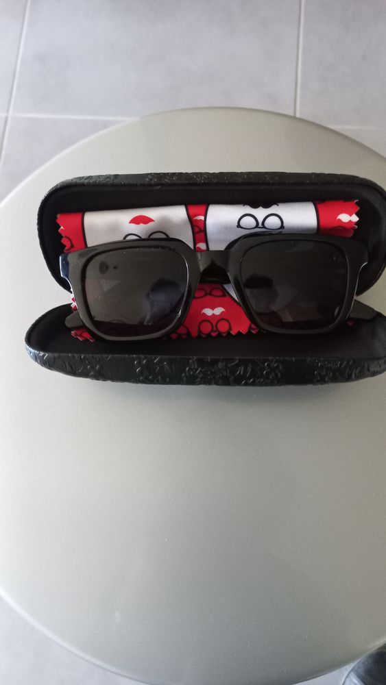 Belles lunette de soleil Noire
Marque Opal 10 Marseille 12 (13)