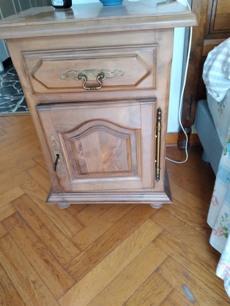 2 belles table de nuit 200 Nice (06)